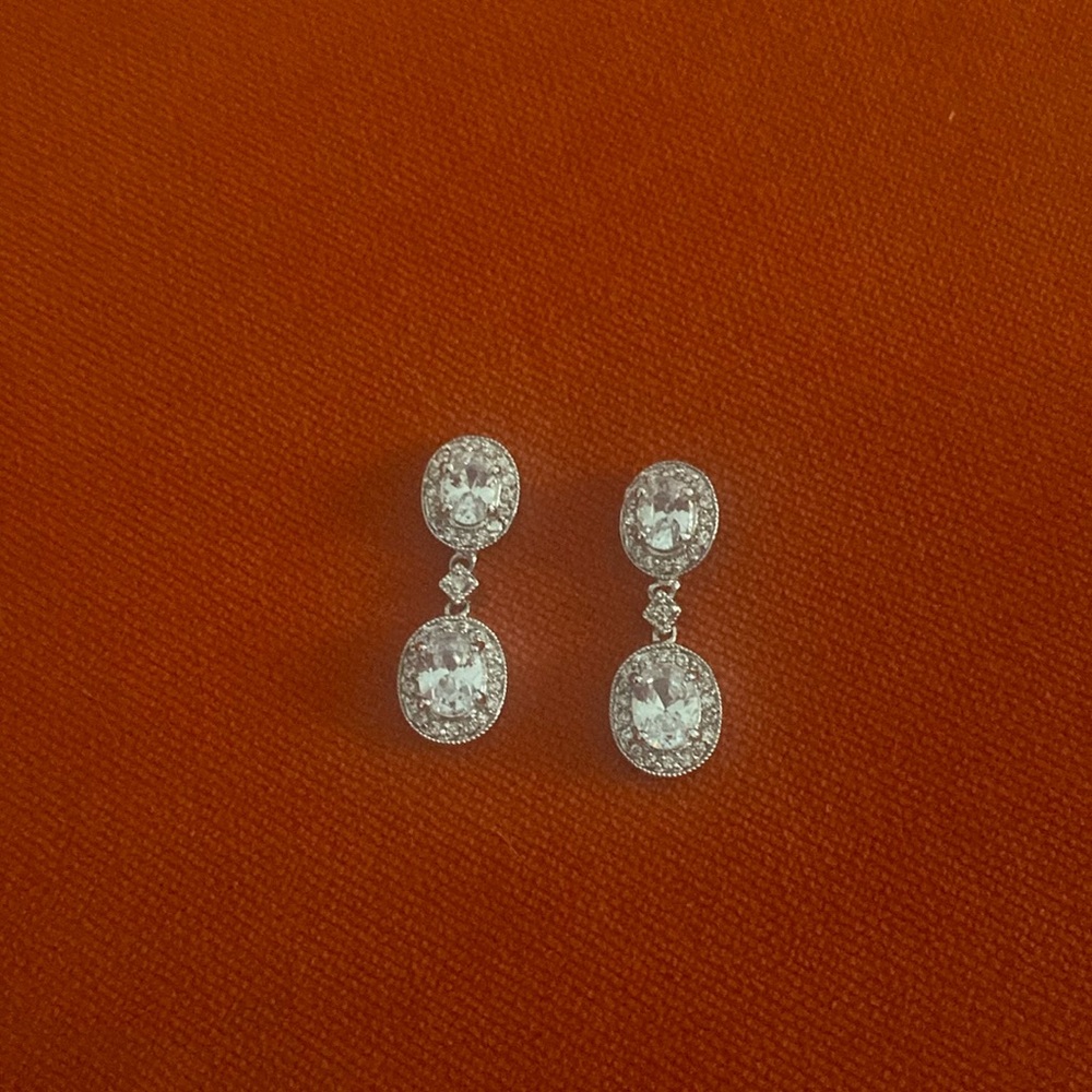 Very nice glossy earrings. .artificial jewelry